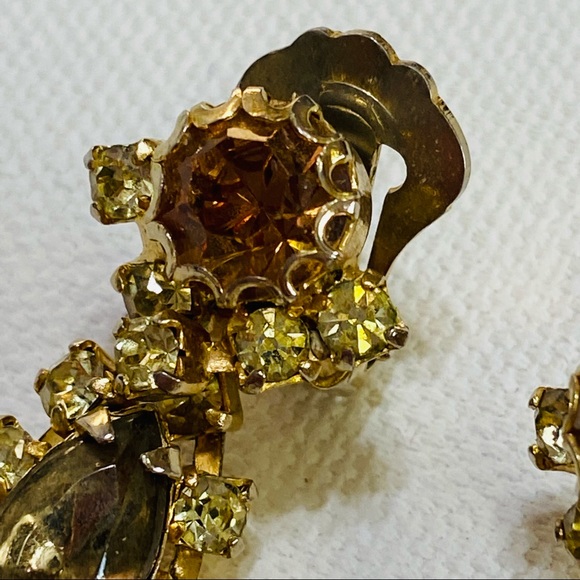 VINTAGE RHINESTONE GOLD TONE ELEGANT CLIP ON EARRINGS - Picture 8 of 11